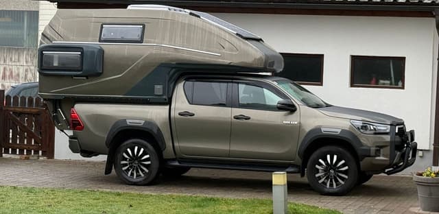 APOLLON in Olive auf Toyota Hilux, Seitenansicht mit voller Kabine
