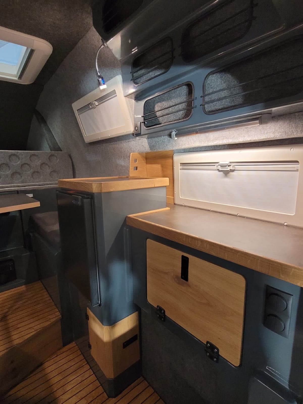 Großzügiger Stauraum mit GFK-Laminat-Klappen und Bootsbau-Schichtholz