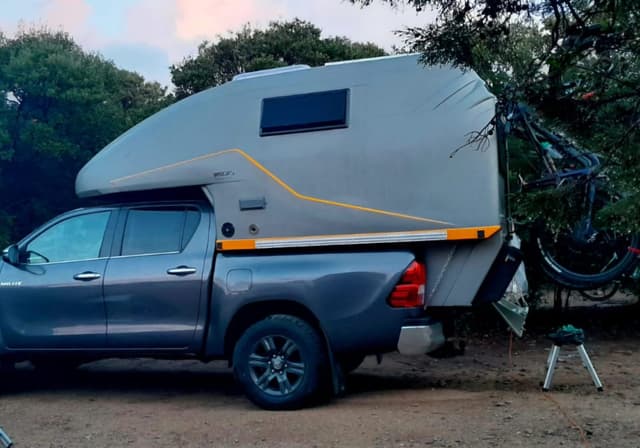 PAKA auf Toyota Hilux, Seitenansicht mit voller Kabine