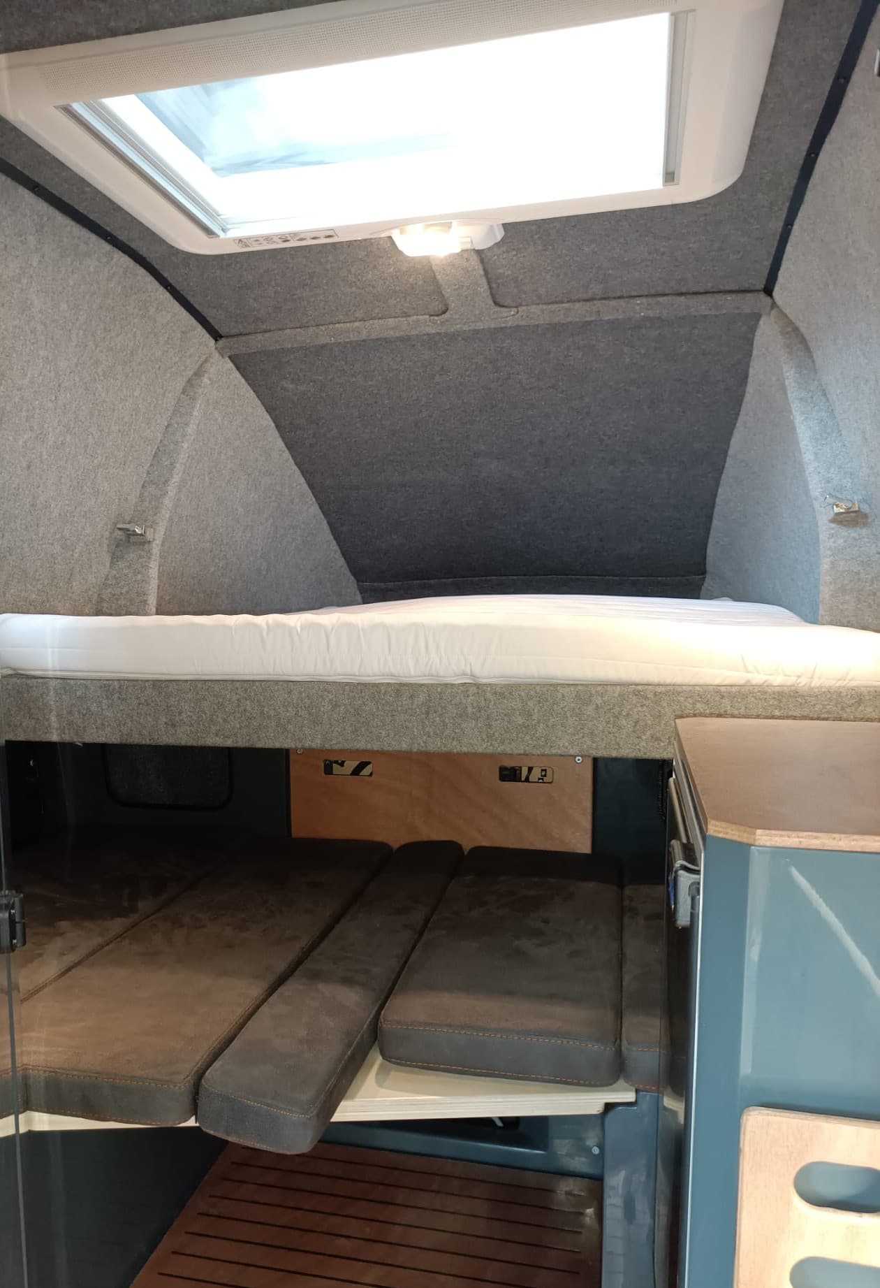 APOLLON Sitzlandschaft als Dinette und Kinderbett unter dem Alkoven