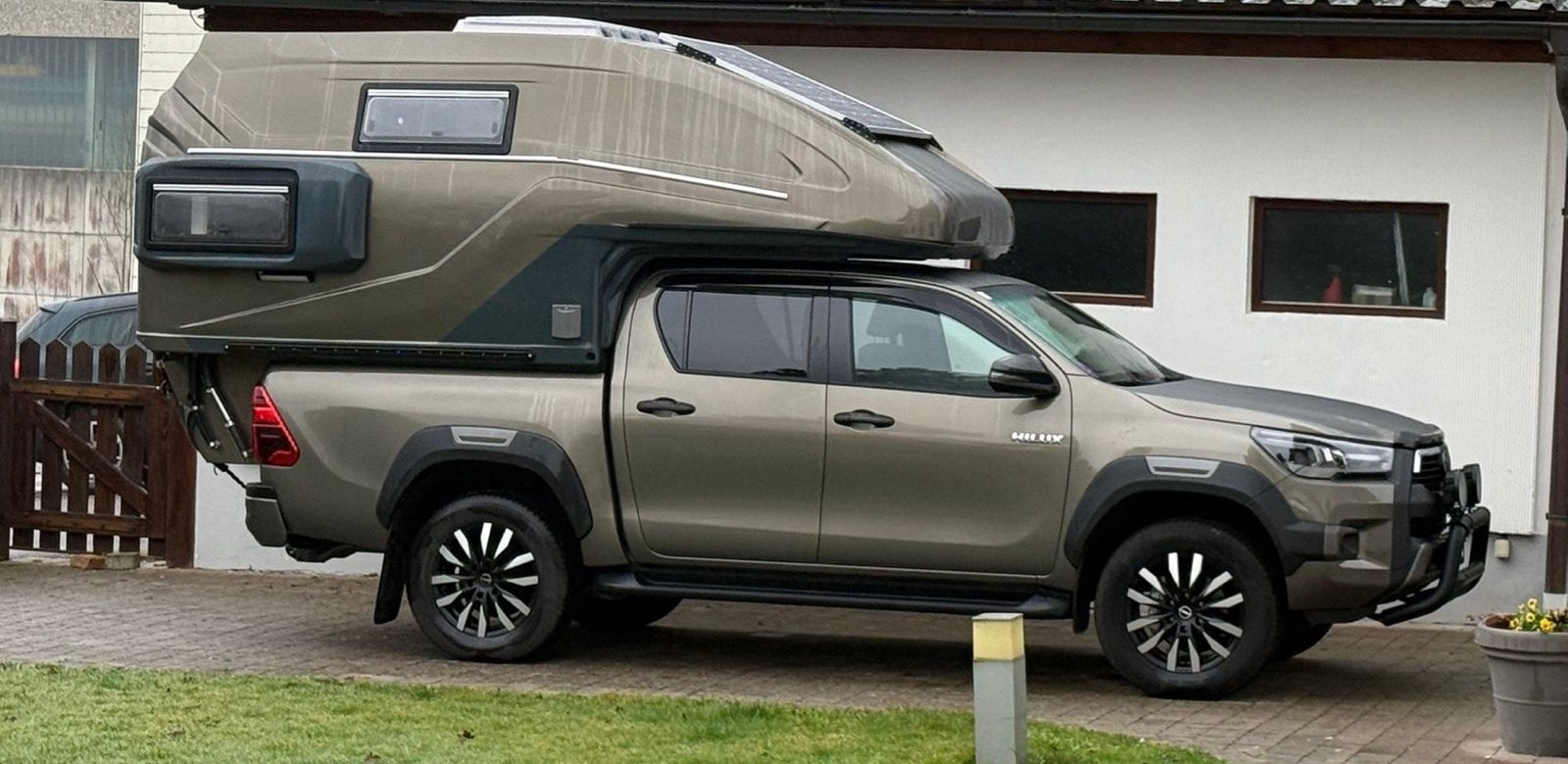 APOLLON in Olive auf Toyota Hilux, Seitenansicht mit voller Kabine