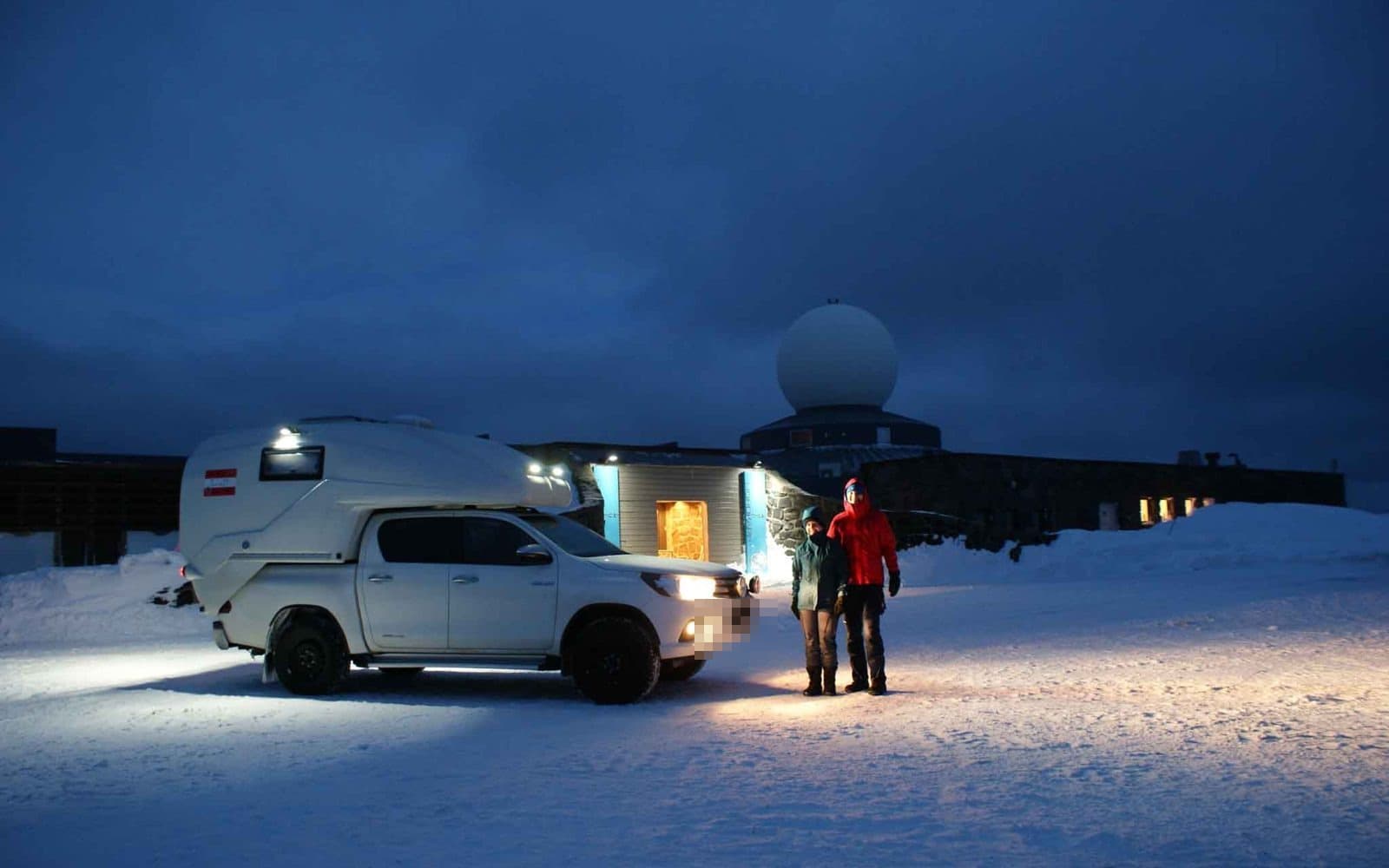 geocar Kabine bei Nacht im Schnee an einer Polarstation, autark bei jedem Wetter, zu jeder Jahreszeit
