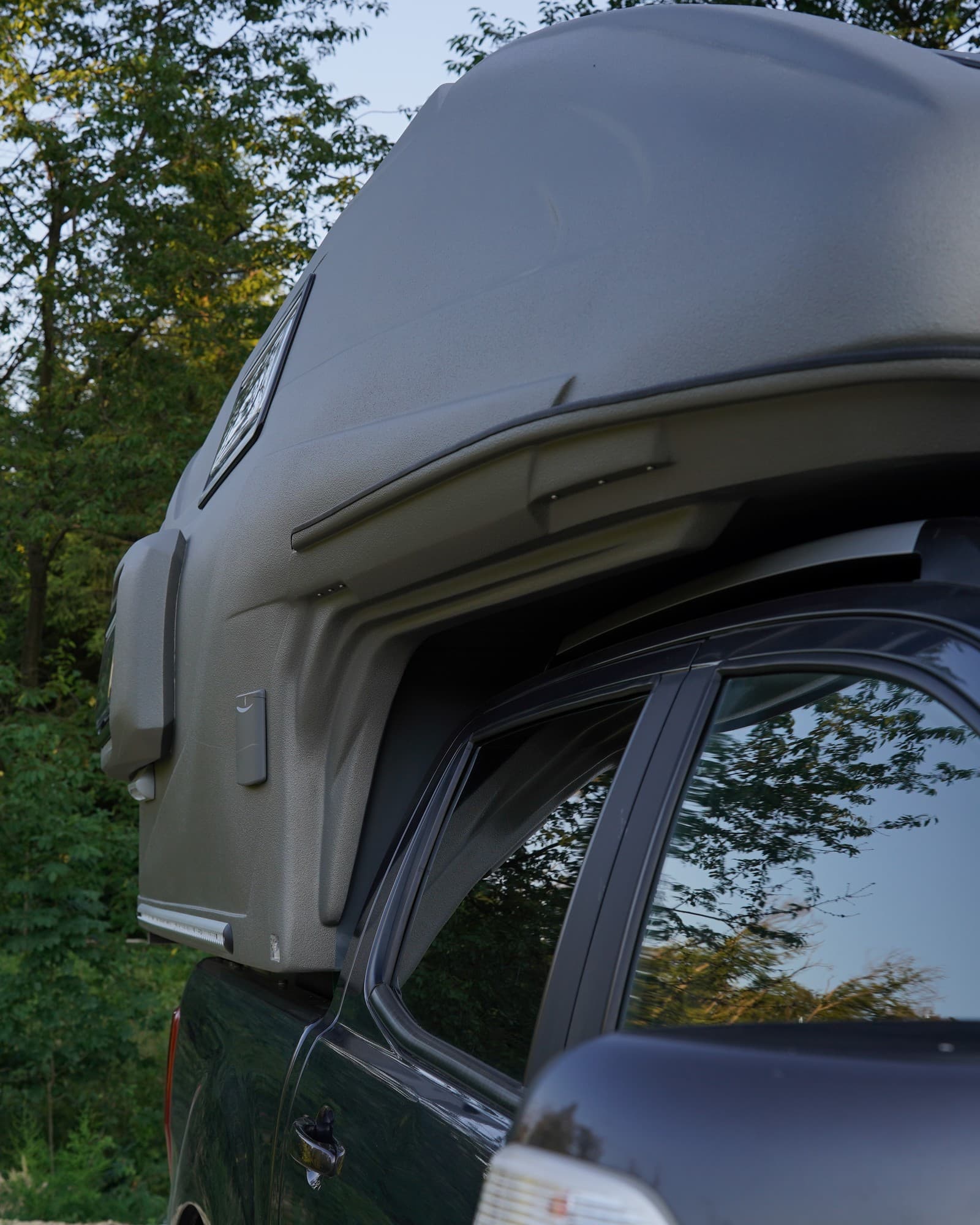 Detail der fugenlosen GFK-Monocoque-Hülle: strukturierte Oberfläche, präzise Form und saubere Übergänge