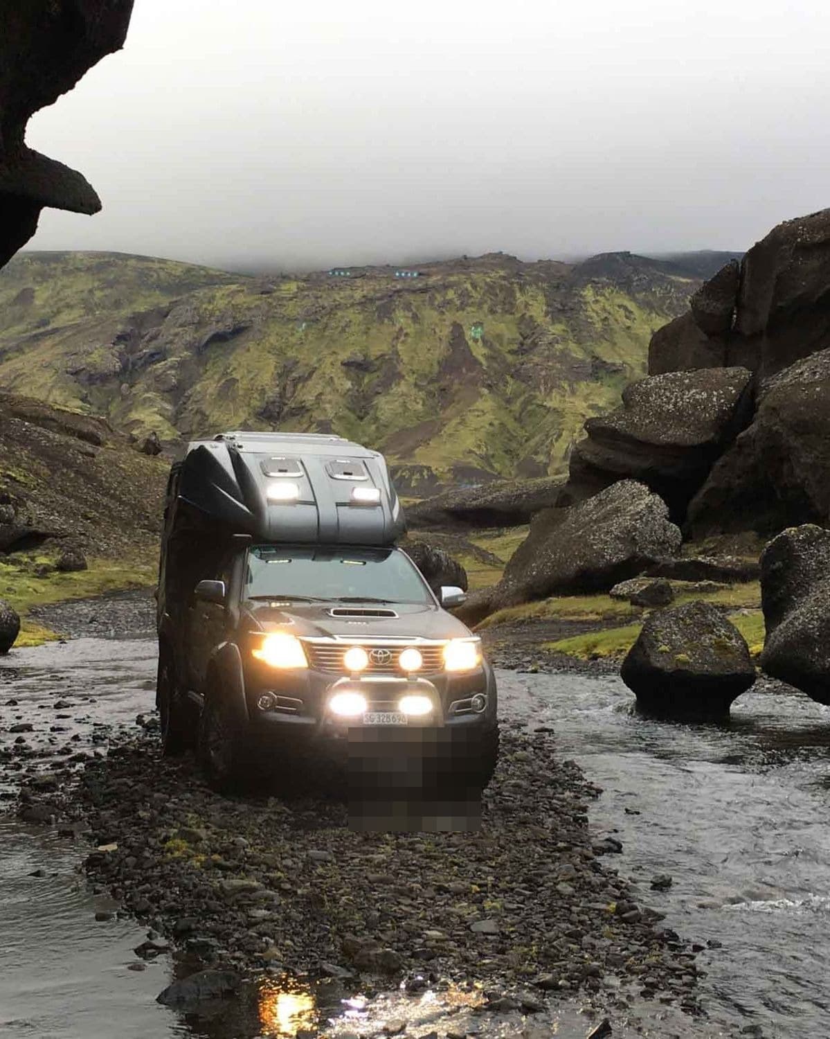 geocar Kabine bei einer Flussdurchquerung in Island, unterwegs auf großer Reise