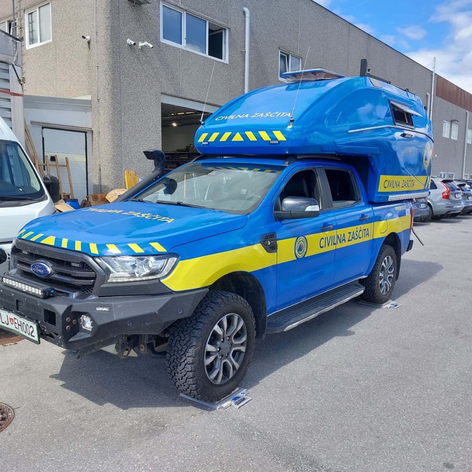 Zivilschutz-Pickup mit geocar Drohnen-Einsatzkabine, Frontansicht mit Offroad-Bereifung