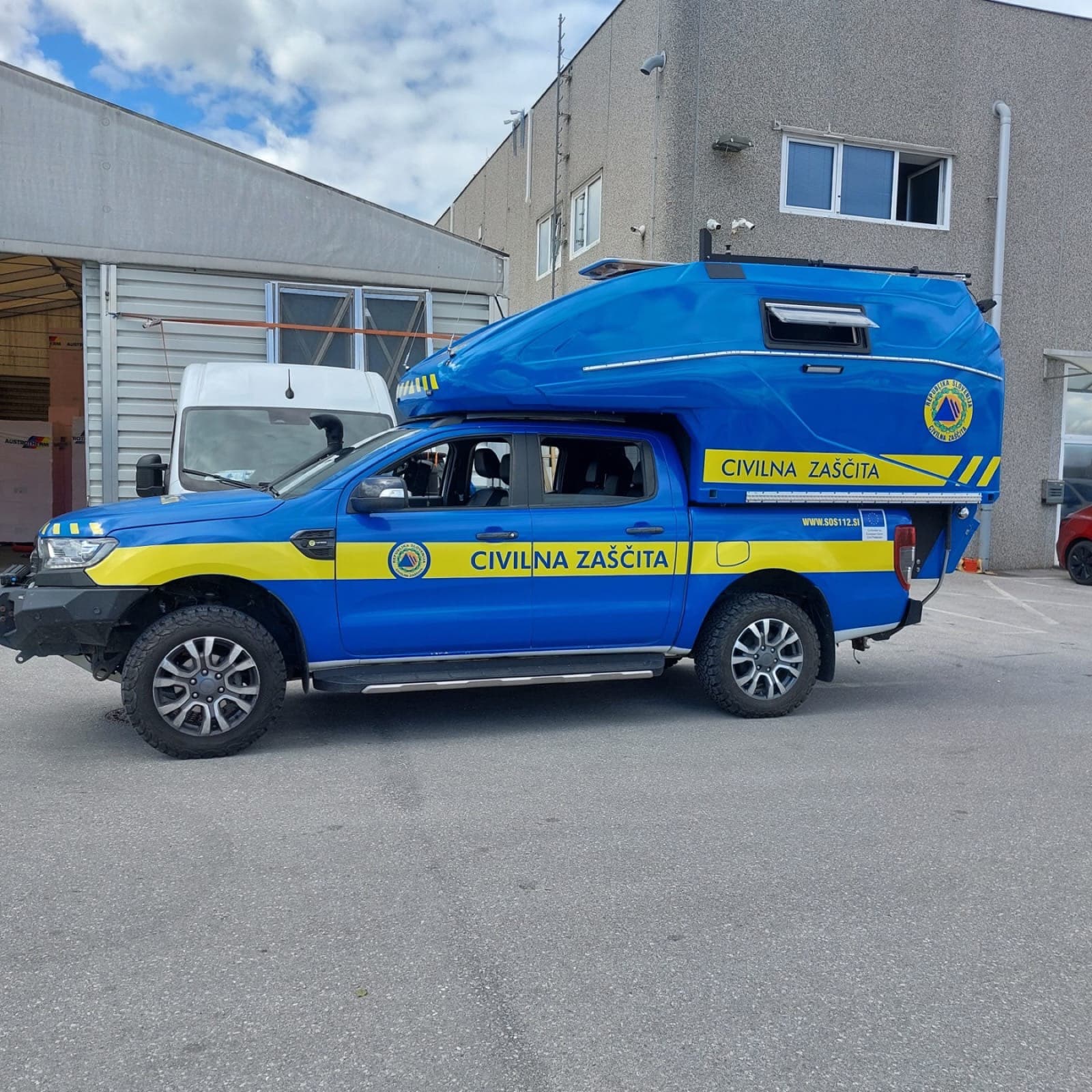 geocar Einsatzkabine in Blau-Gelb des Zivilschutzes auf Ford Ranger, Seitenansicht