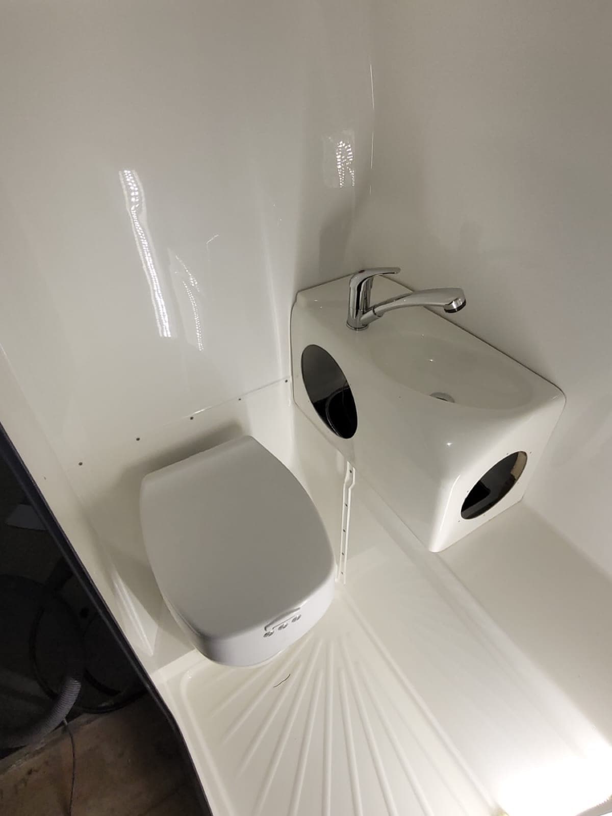 TAPIR Nasszelle mit Waschbecken, Dusche und Verschweißer-Toilette