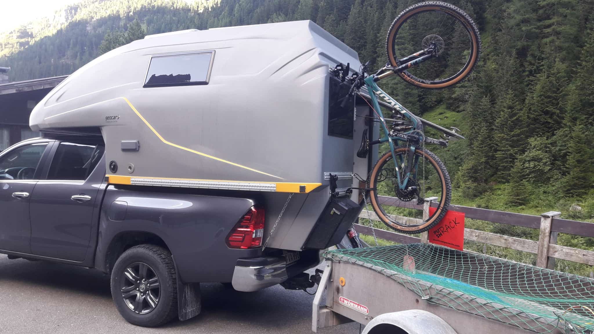 PAKA auf Toyota Hilux mit Fahrrädern am Heck