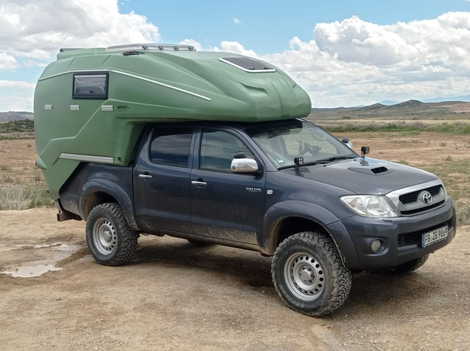 Grüne PAKA auf geländegängigem Toyota Hilux