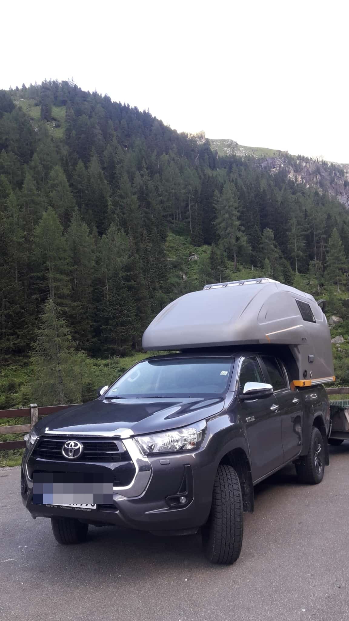 PAKA auf Toyota Hilux in Frontansicht