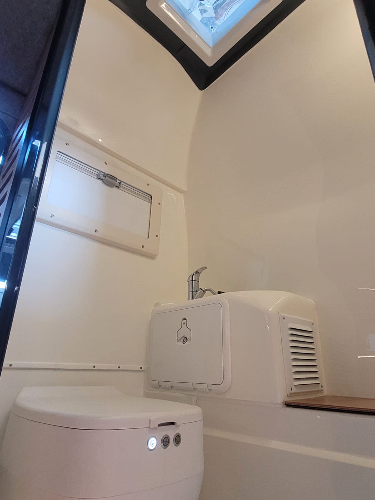 PAKA Trenntoilettensystem und Waschbecken im Detail