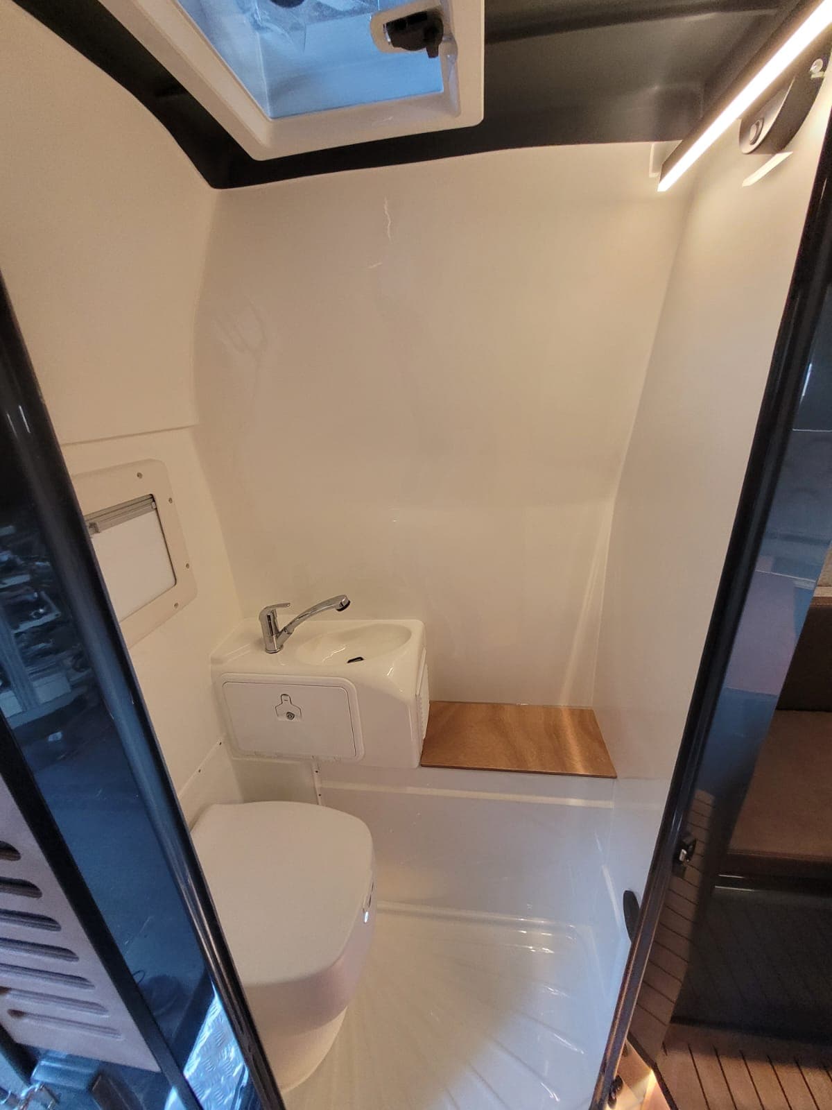 PAKA Nasszelle mit Trenntoilette, Waschbecken und Dachluke