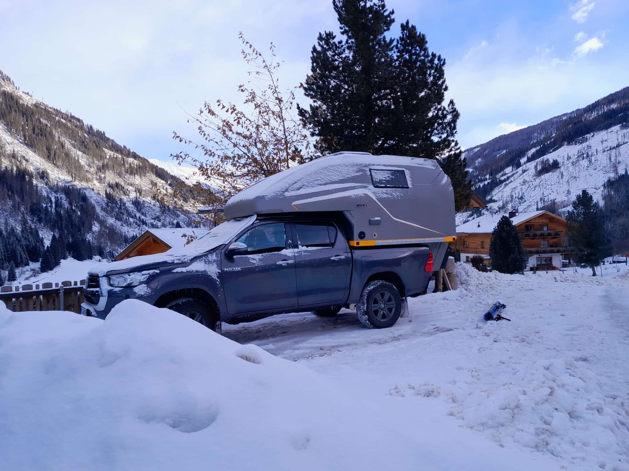 PAKA auf Toyota Hilux in verschneiter Berglandschaft