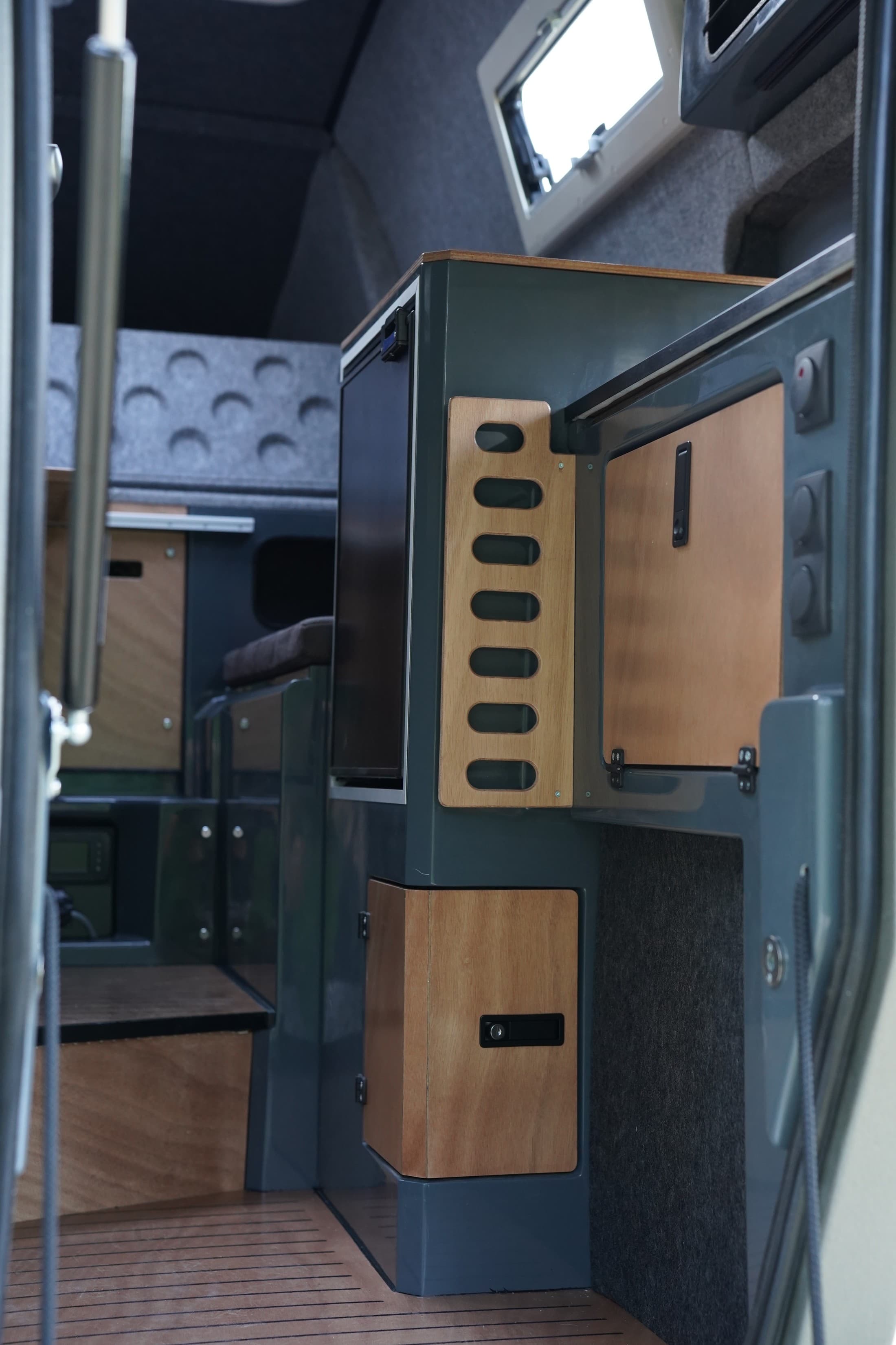 TAPIR Innenraum mit Stauraum, Kühlschrank und Teakboden