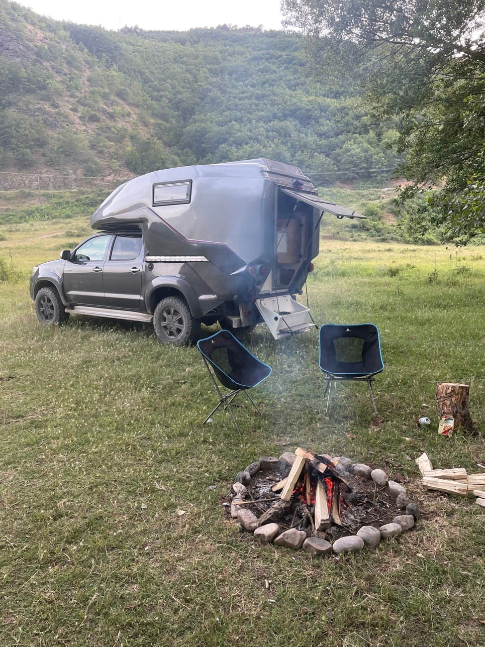 Camp-Szene mit geocar Kabine in den Bergen
