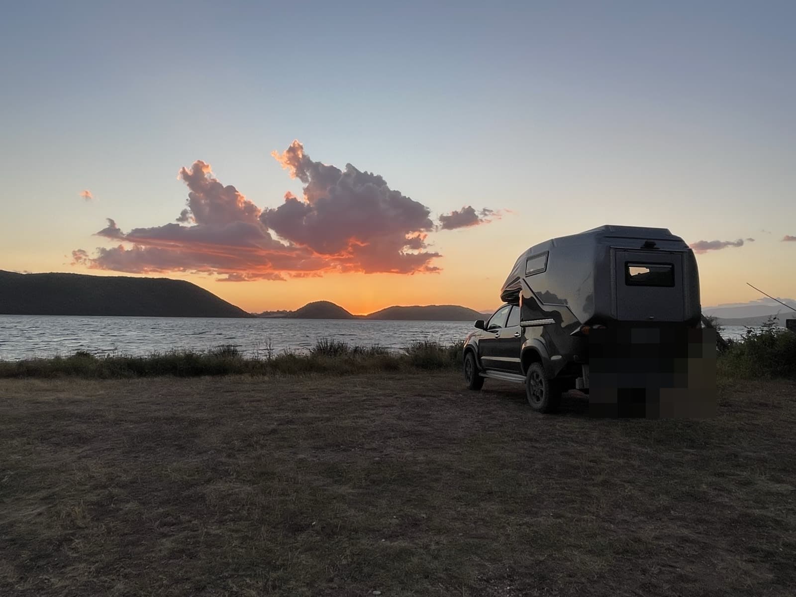 geocar Wohnkabine am See im Abendlicht
