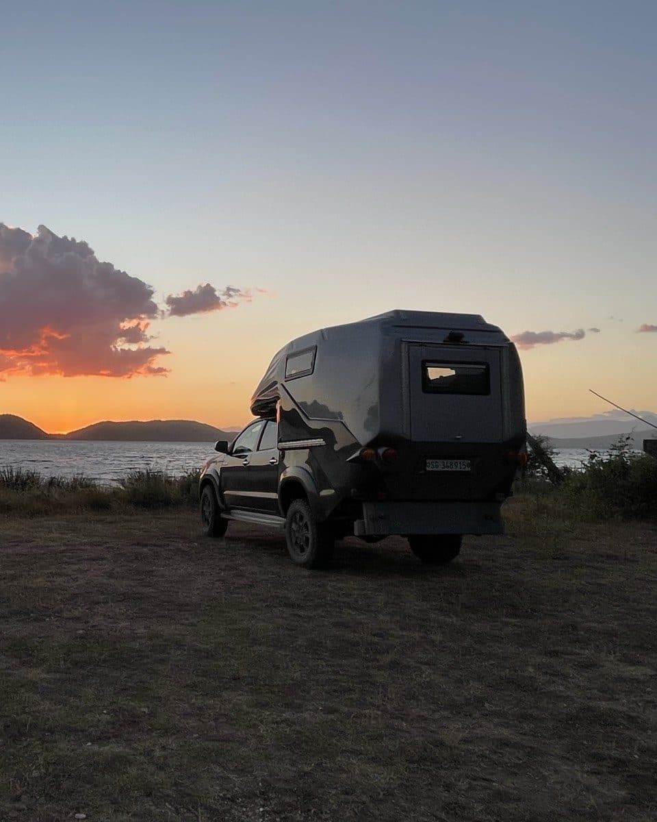 geocar Kabine am See im Abendlicht, fugenlose Monocoque-Hülle aus einem Stück